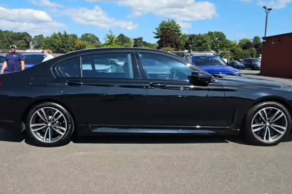 2021 BMW 7 серии с пробегом 23 028 км