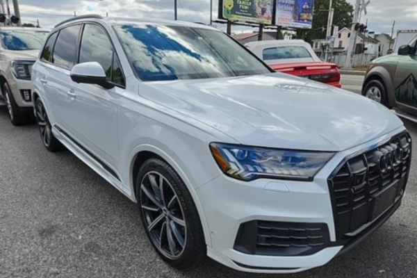 2021 Audi Q7 с пробегом 16 000 миль
